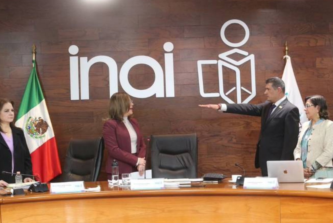 INAI nombra a Adrián Alcalá como nuevo presidente por tres años