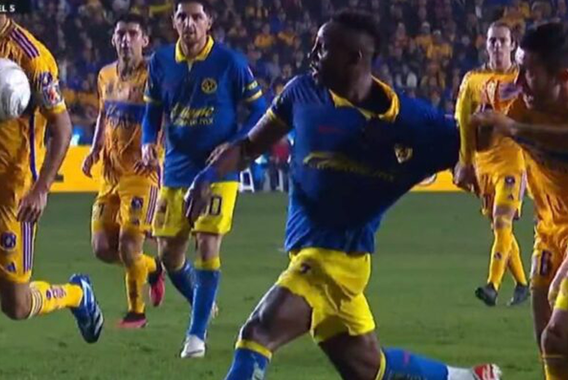 ¿Se debería haber marcado un tiro penal? Ni Marco Ortiz ni el VAR pitaron un tirón limpio de camiseta en el área de Quiñones