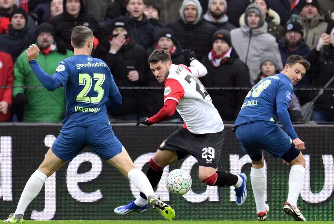 Santi Giménez marcó, pero no pudo evitar la derrota del Feyenoord ante el PSV más líder que nunca en Eredivisie